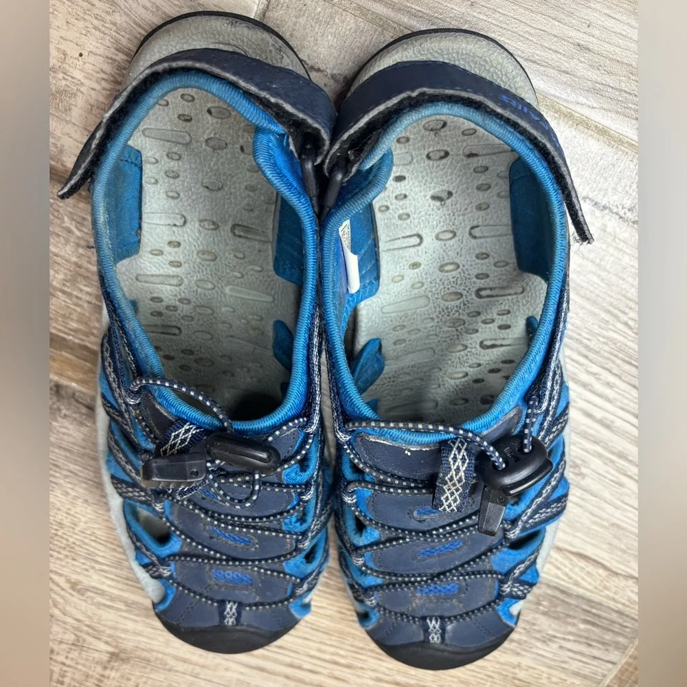 Men’s Blue and Black Outdoor Sandals size 8 in good condition